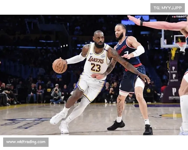 NBA最新动态：詹姆斯重返赛场勇士快船激战 正面对决展现联盟新格局